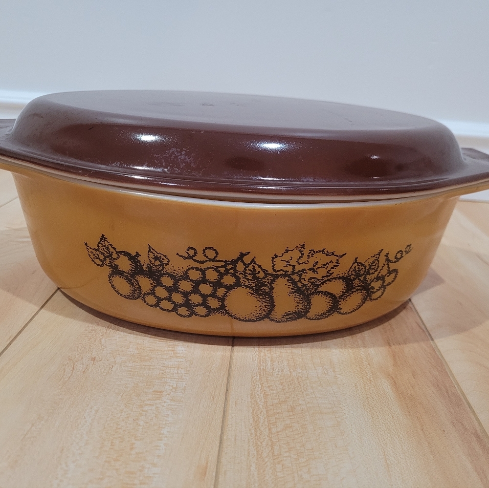 Vintage Pyrex Old Orchard 2 1/2 Qt casserole dish - Picture 2 of 8